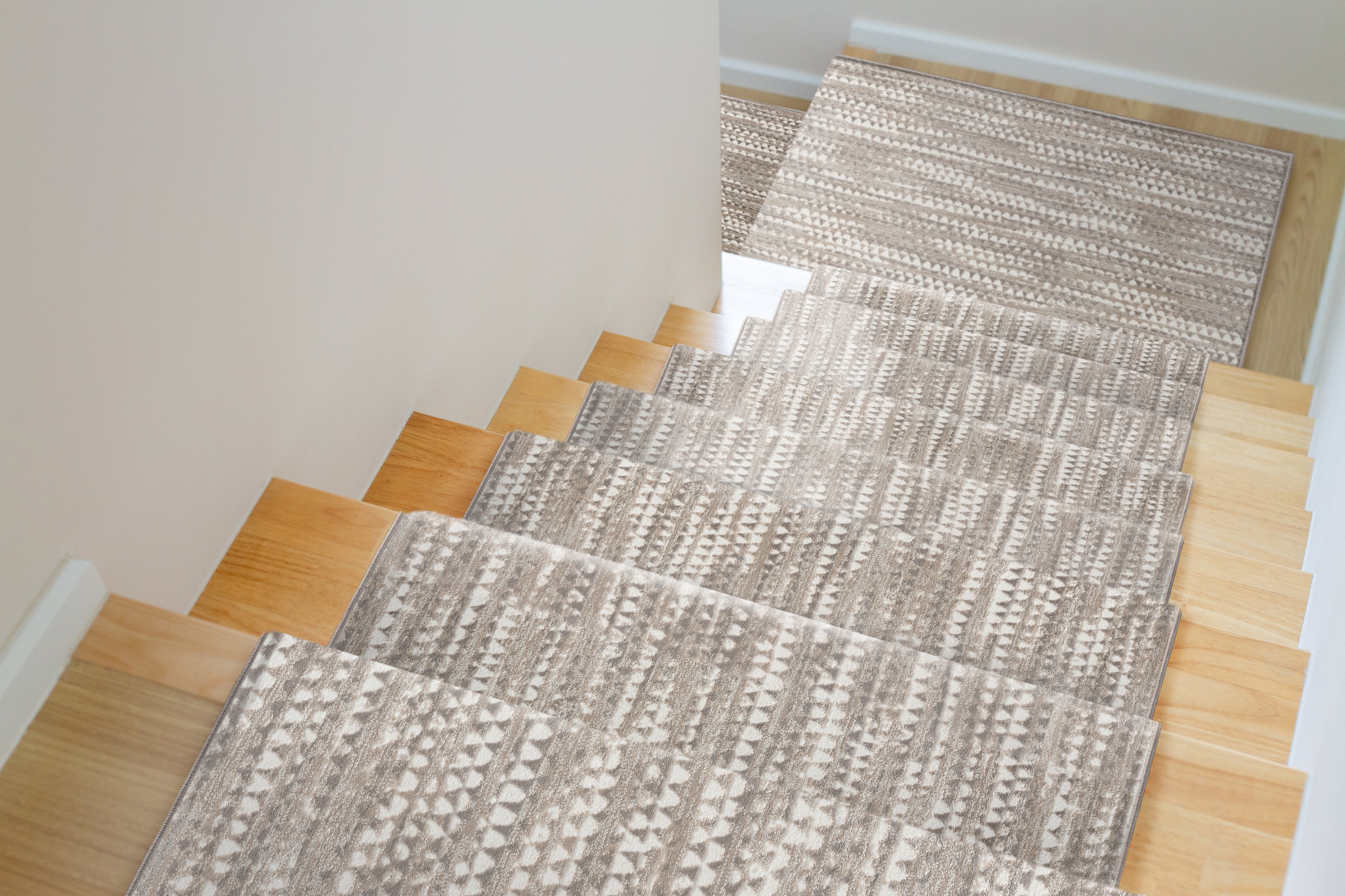 Custom Rugs, Runners & Rounds Giabella Chrome Lt. Grey - Grey Machine Made Rug
