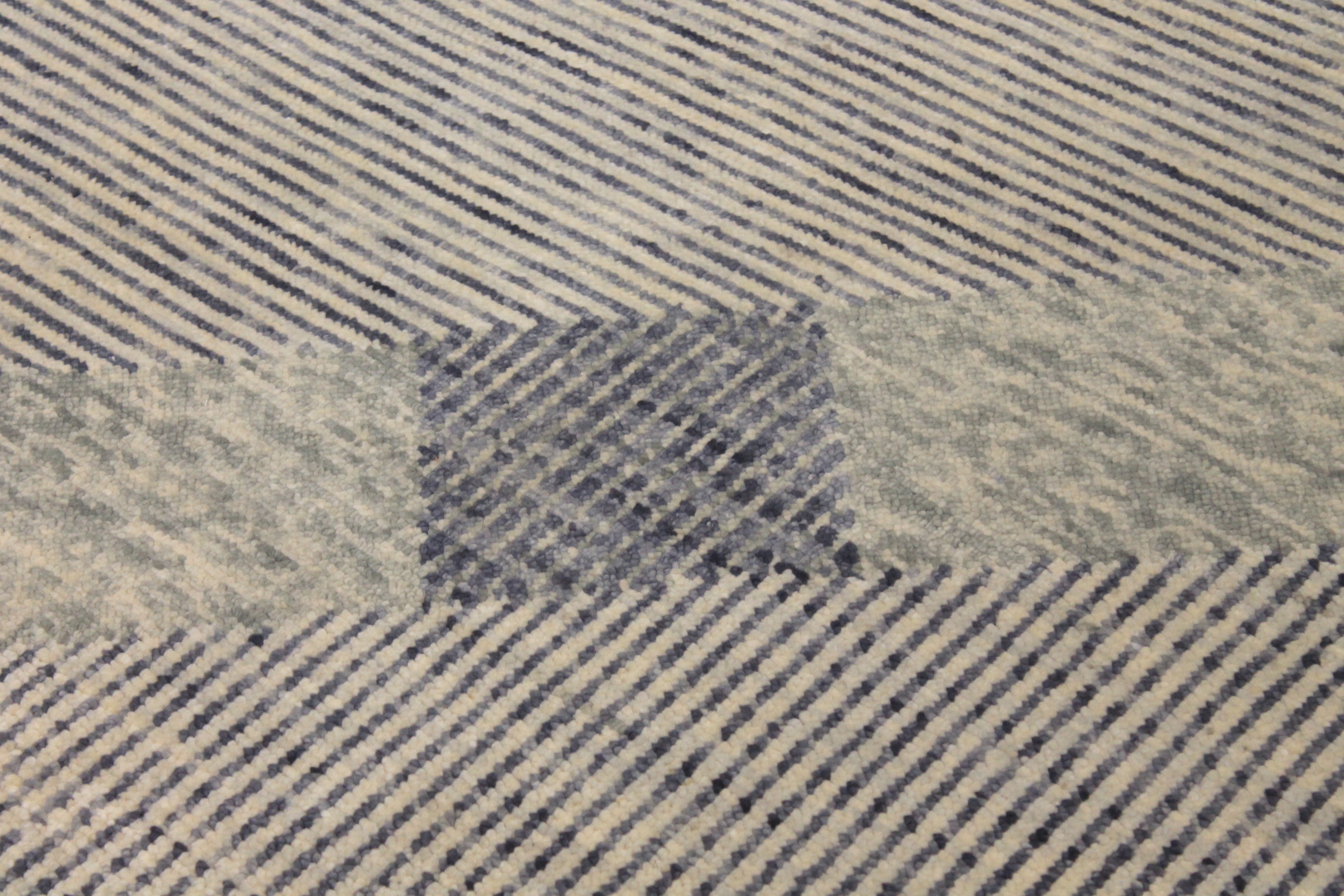 Contemporary Rugs & Transitional Rugs EDGE 027549 Lt. Grey - Grey Hand Knotted Rug